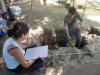 Prácticas de dibujo arqueológico en la excavación.