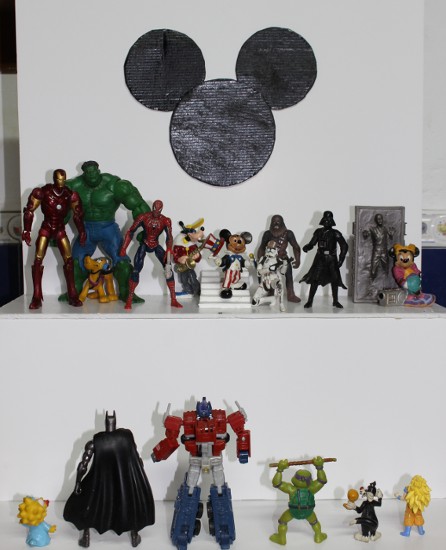 Las figuras de Marvel y StarWars unidas en el bando de la compañía infantil Disney, mostrando su poder e influencia en los medios de entretenimiento y mercados de venta de productos variados. Que se muestran muy superiores al de los otras corporaciones de similares objetivos de venta y entretenimiento (Wagner BROS, Hasbro, Nickeloleon, Fox...). Con un ritmo semejante, en un futuro Disney se hará con el monopolio del mercado y el entretenimiento infantil, un tipo diferente de Imperio.<br/>Técnica: Cartón