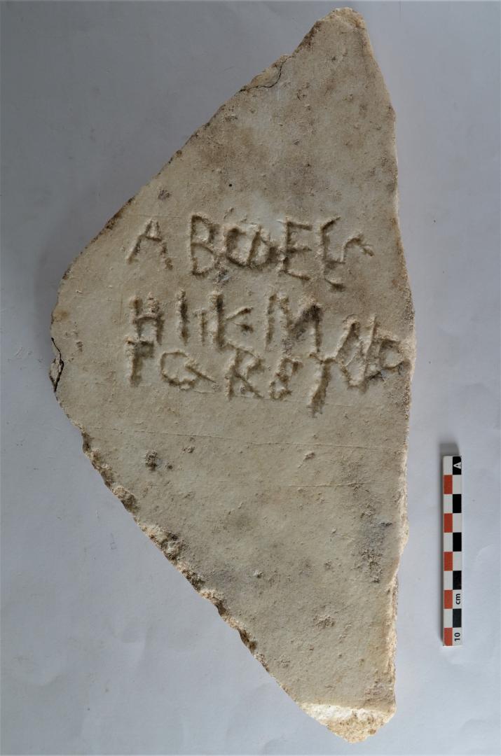 PLACA EPIGRÁFICA CON INSCRIPCIÓN ALFABÉTICA (ABECEDARIO LATINO)
